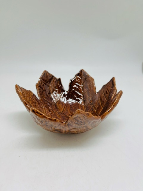 Ceramic bowl with leaf motif