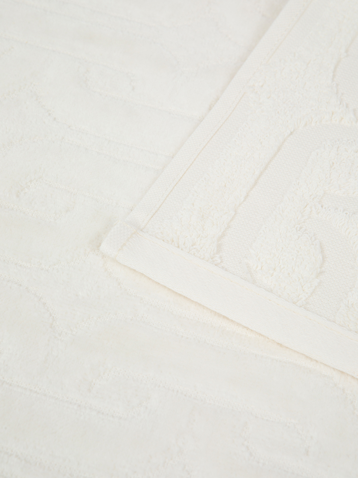 Asciugamano in velour di cotone con lavorazione geometrica a rilievo, Bianco, large image number 2