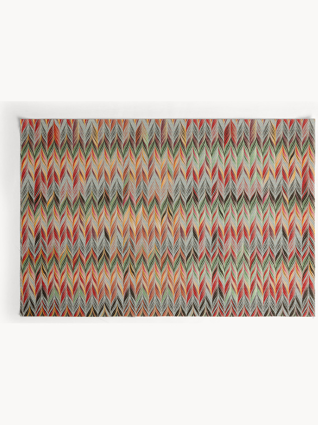 Plastic placemat with a zigzag pattern