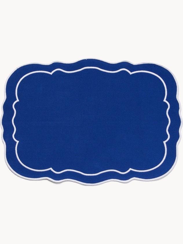 Cotton placemat with scalloped edges