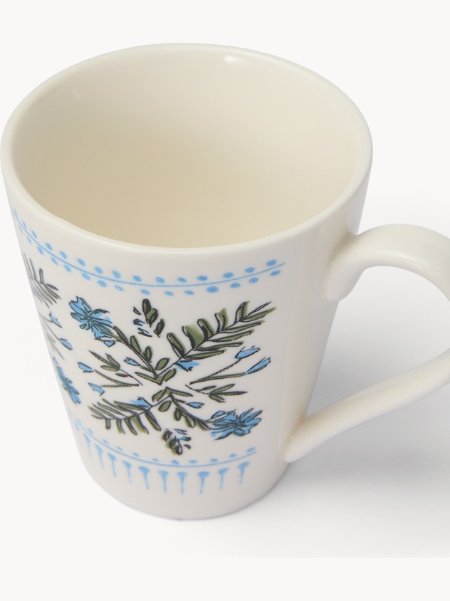 Porcelain mug with flower motif