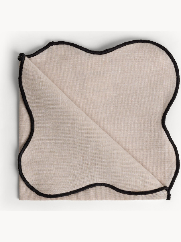 Cotton napkin with scalloped edges and overlock