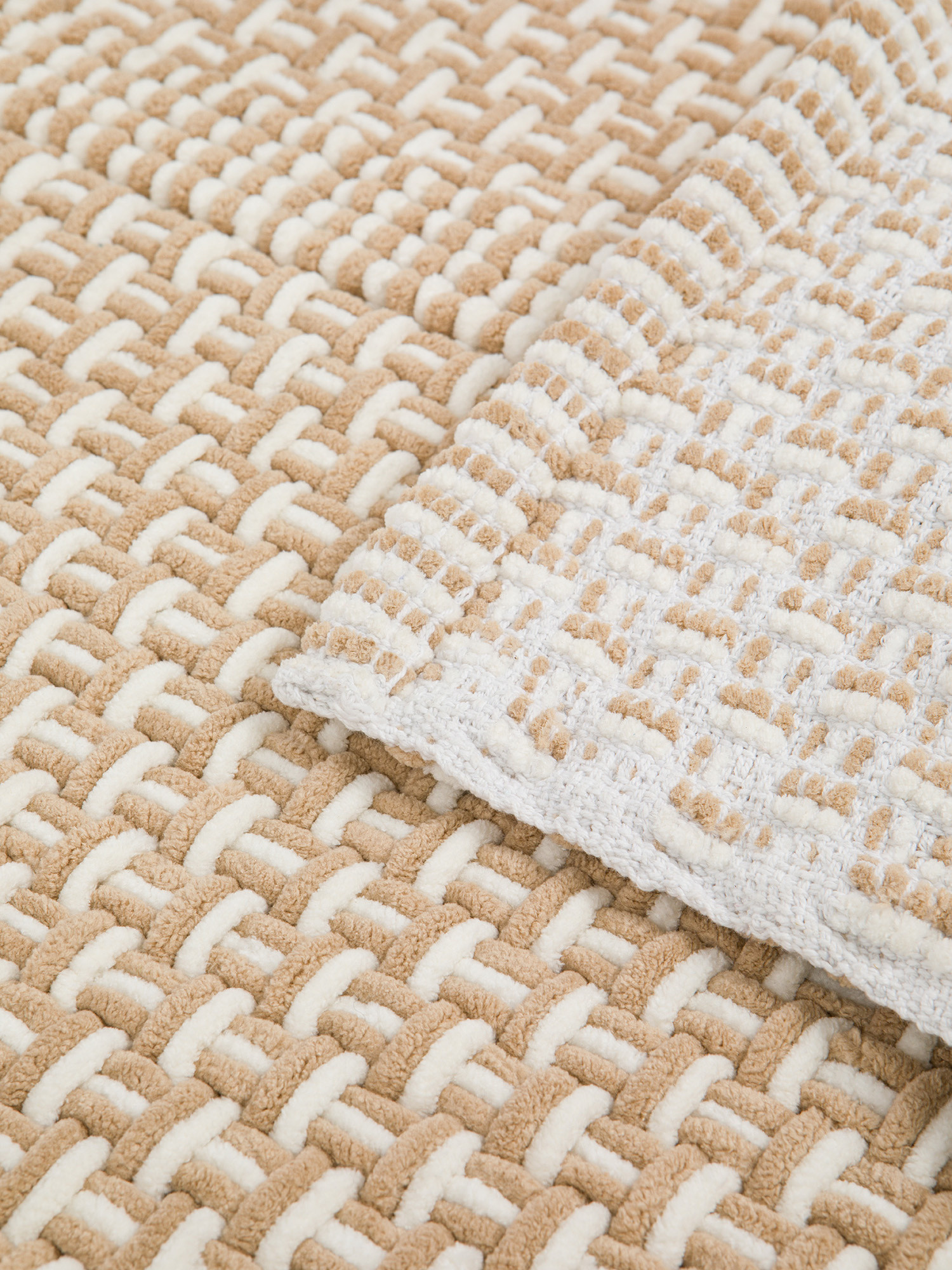 Woven-effect chenille bathroom rug, White, large image number 1