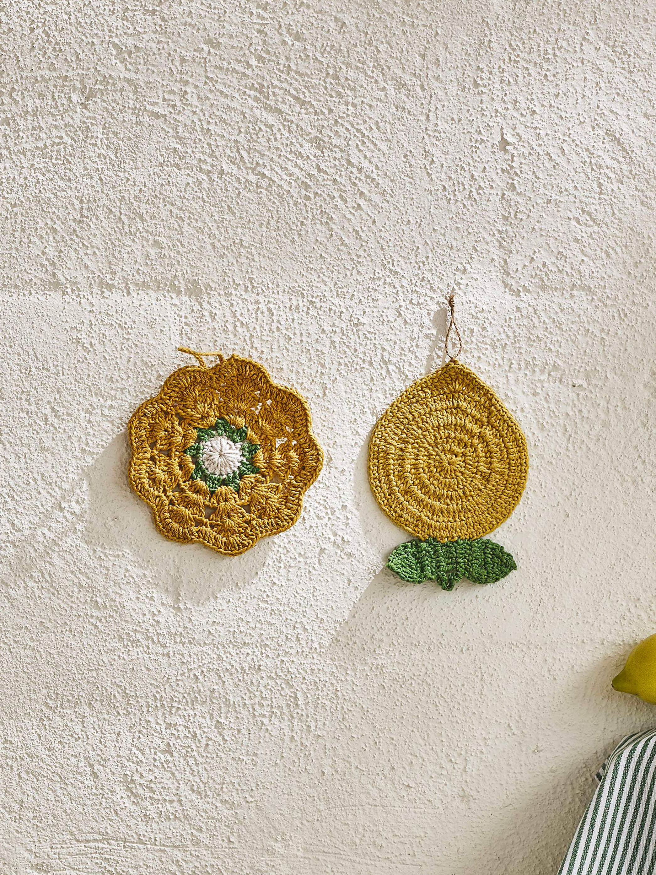 Set of 4 Flower-Shaped Crochet Coasters, Multicolor, large image number 2