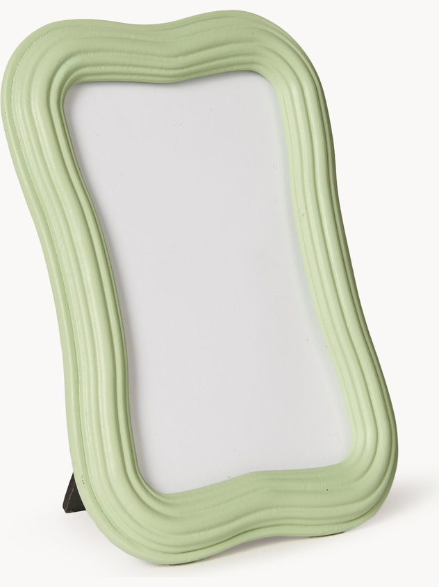 Photo frame with wavy frame