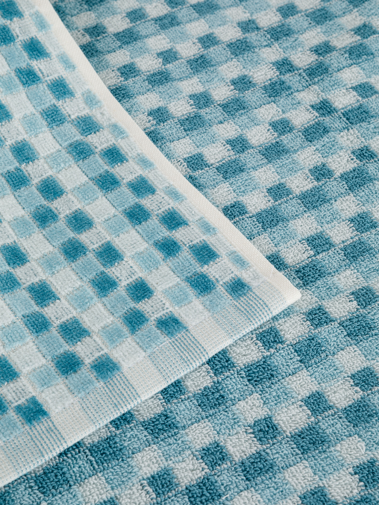 Asciugamano in velour di puro cotone tinto in filo con fantasia a quadri effetto mosaico, Azzurro, large image number 2