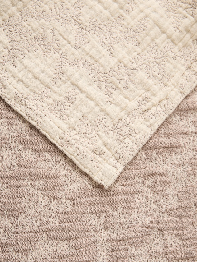 Washed cotton bedspread with coral pattern