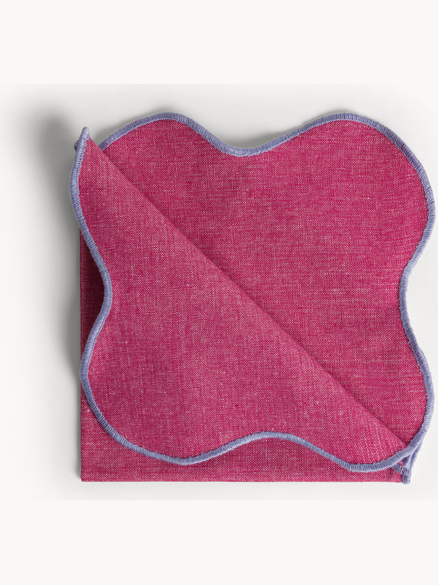 Tovagliolo in cotone con bordi smerlati e overlock