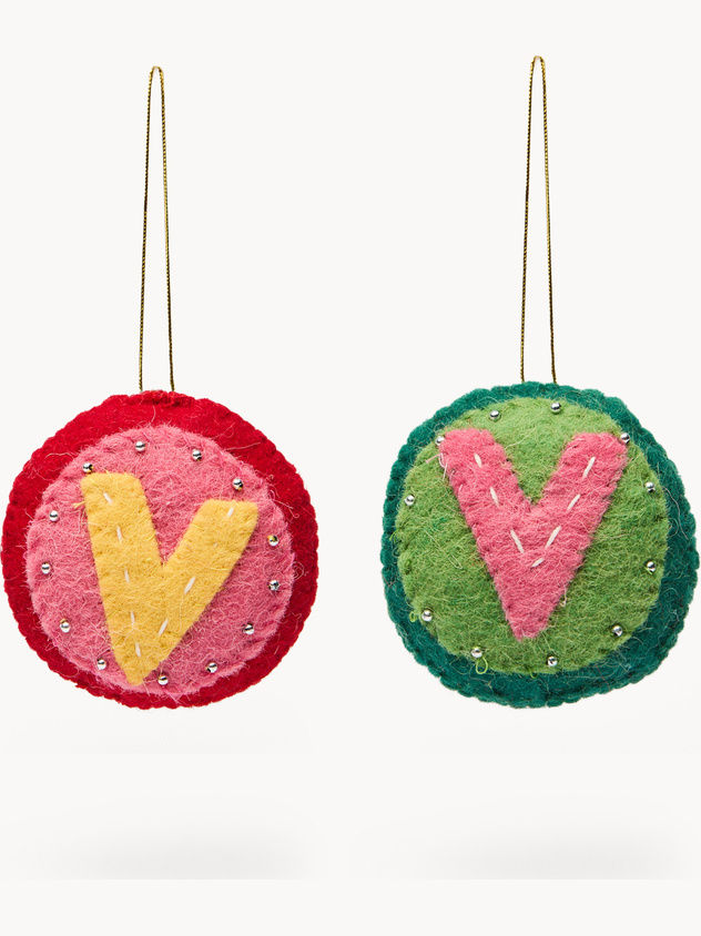 Pallina in feltro lettera V