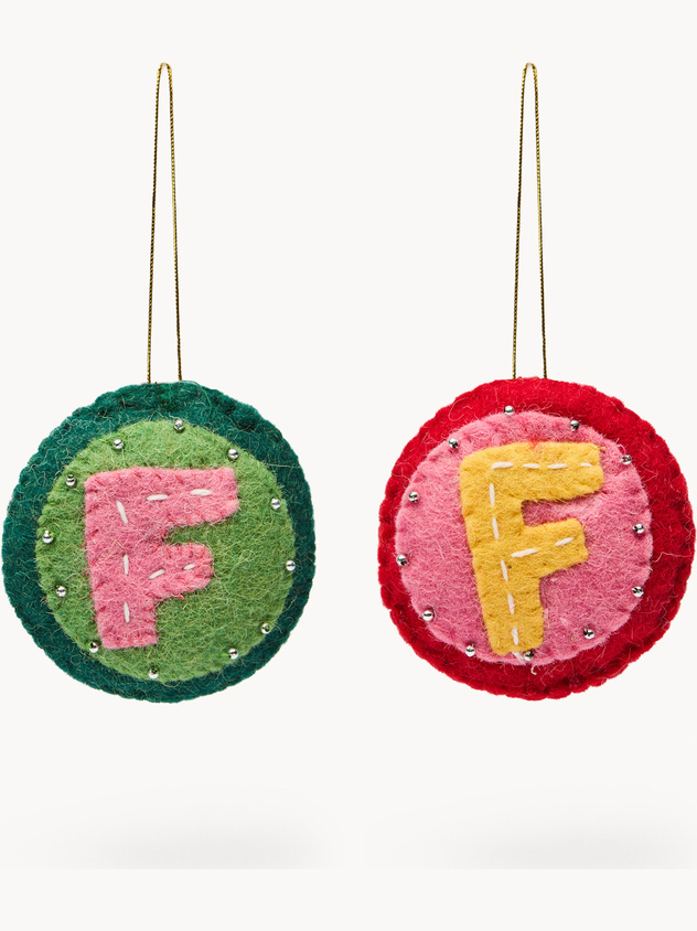 Pallina in feltro lettera F