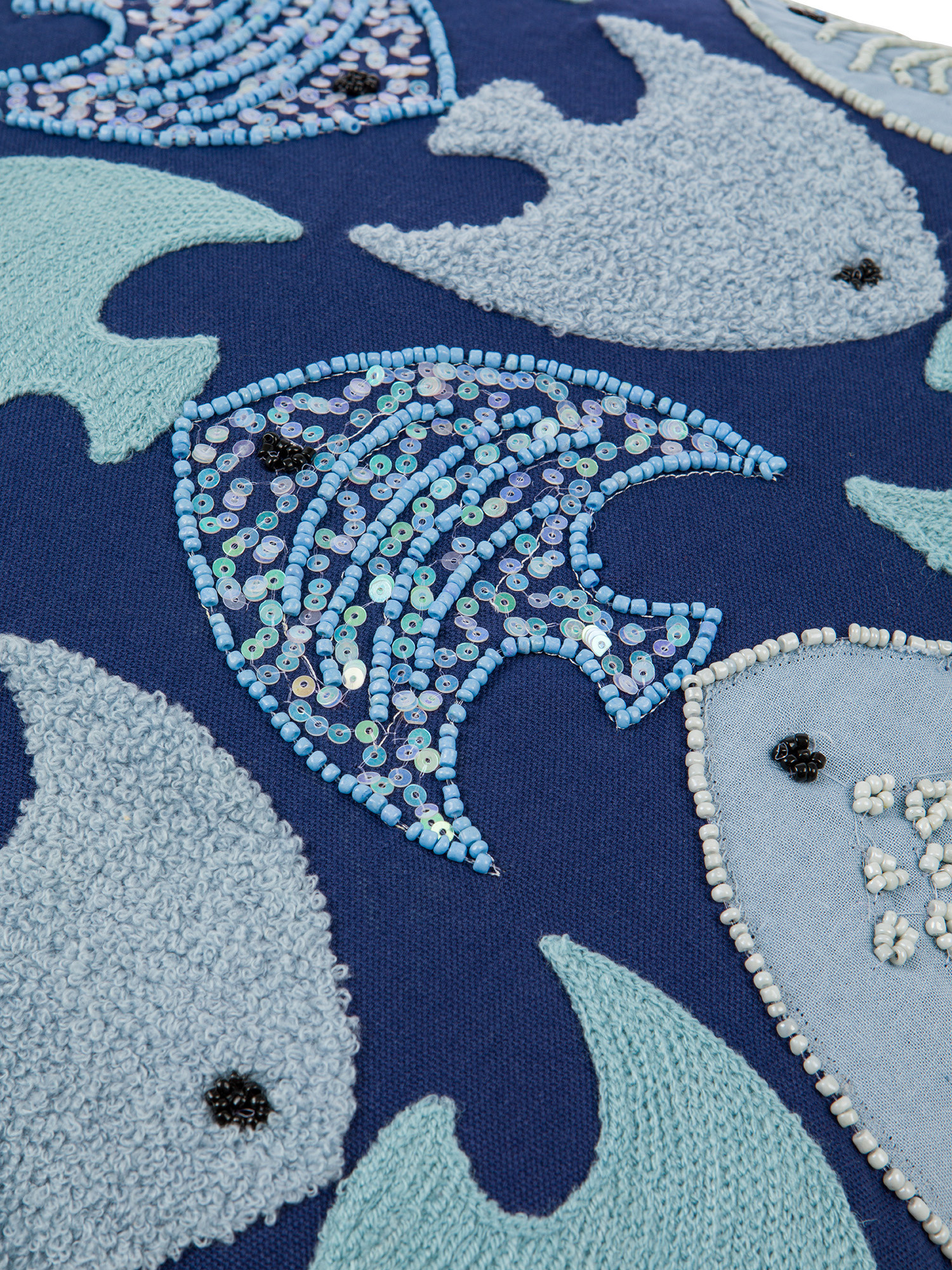 Cuscino ricamato con motivo pesci e perline 45x45cm, Azzurro, large image number 2