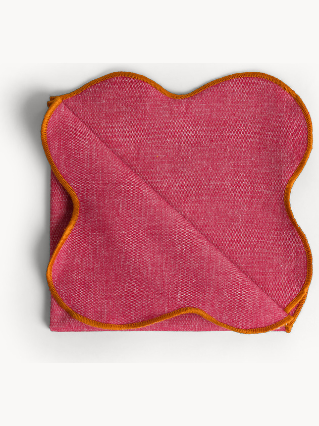 Tovagliolo in cotone con bordi smerlati e overlock