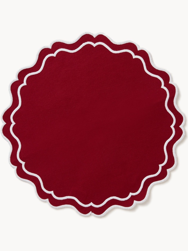 Round placemat with scalloped edges