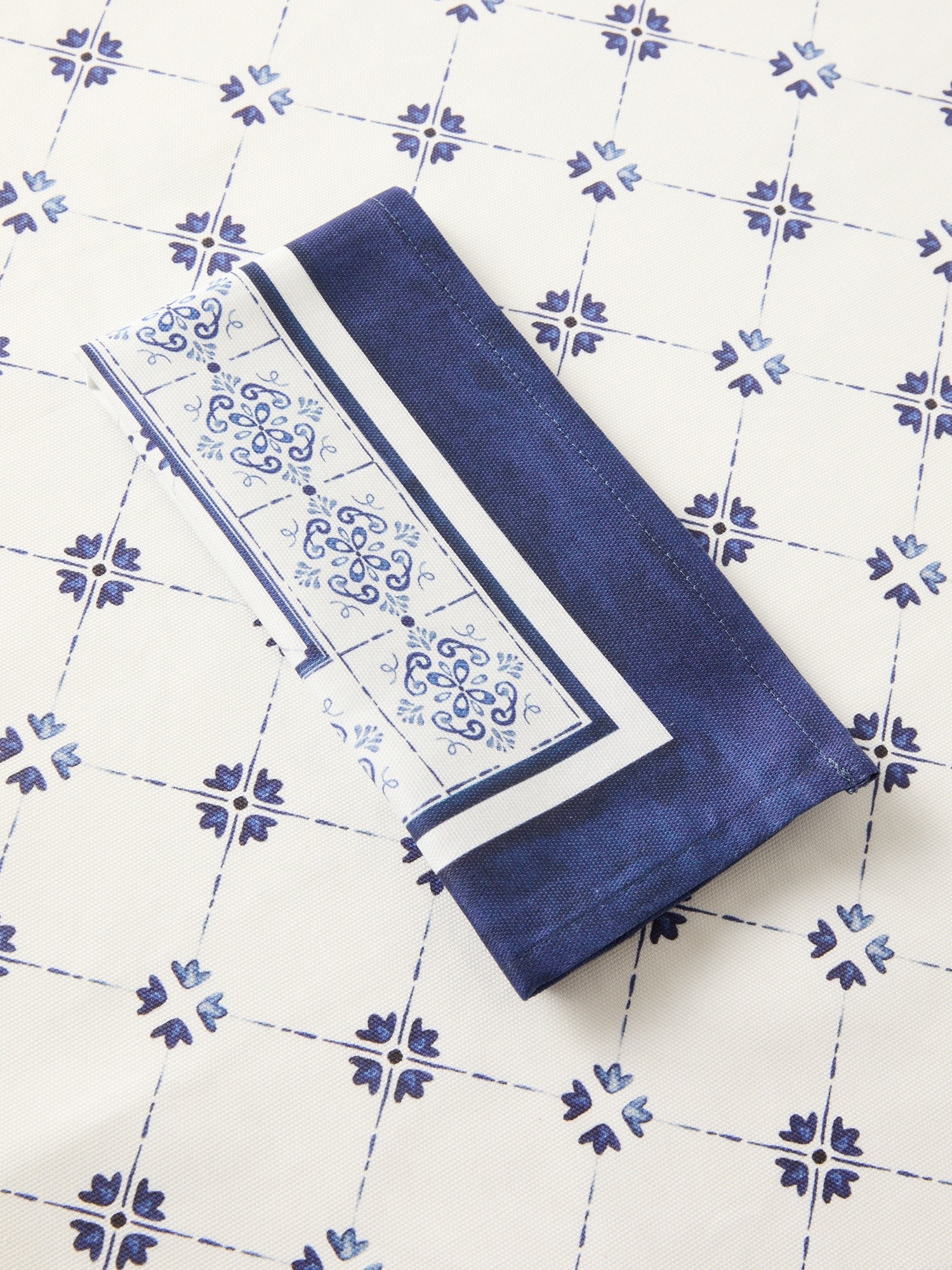 Set of 2 cotton panama napkins with tile print, White / Blue, large image number 1