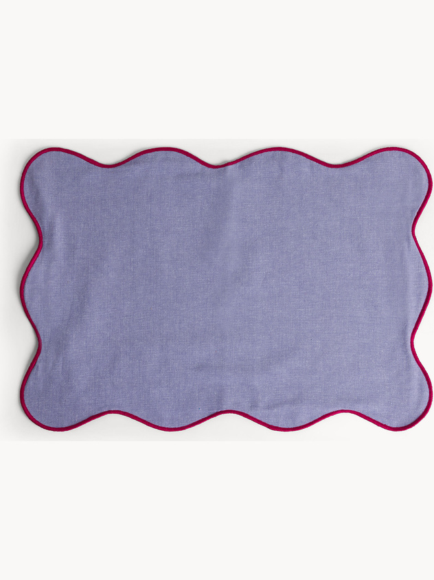 Tovaglietta in cotone con bordi smerlati e overlock