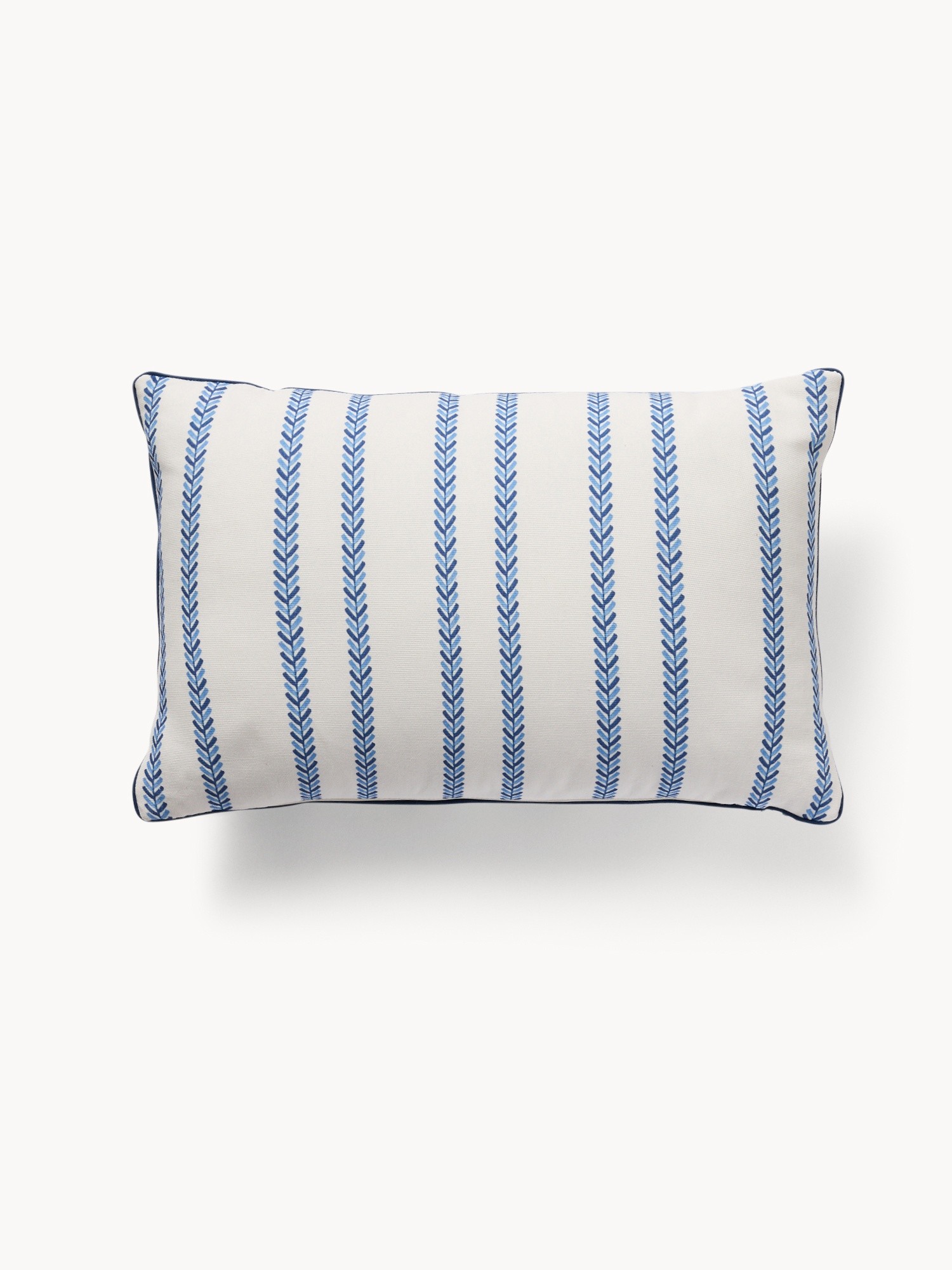 Cushion with hydrangea print 35x55cm, White / Blue, large image number 1