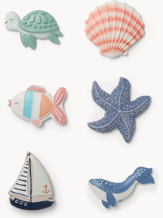 Magnets with marine motifs