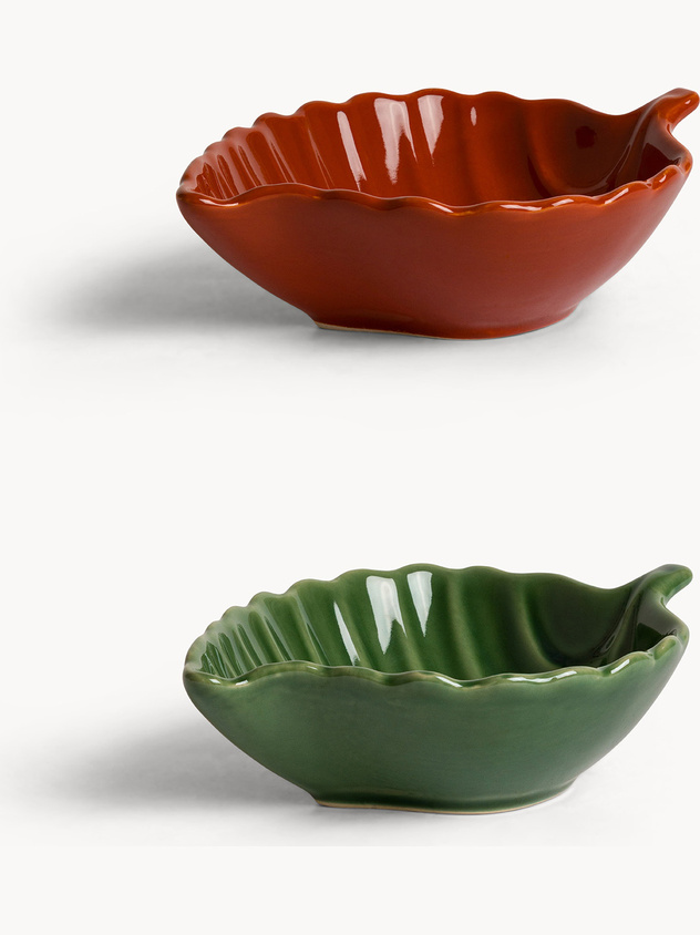 Leaf-patterned stoneware bowl