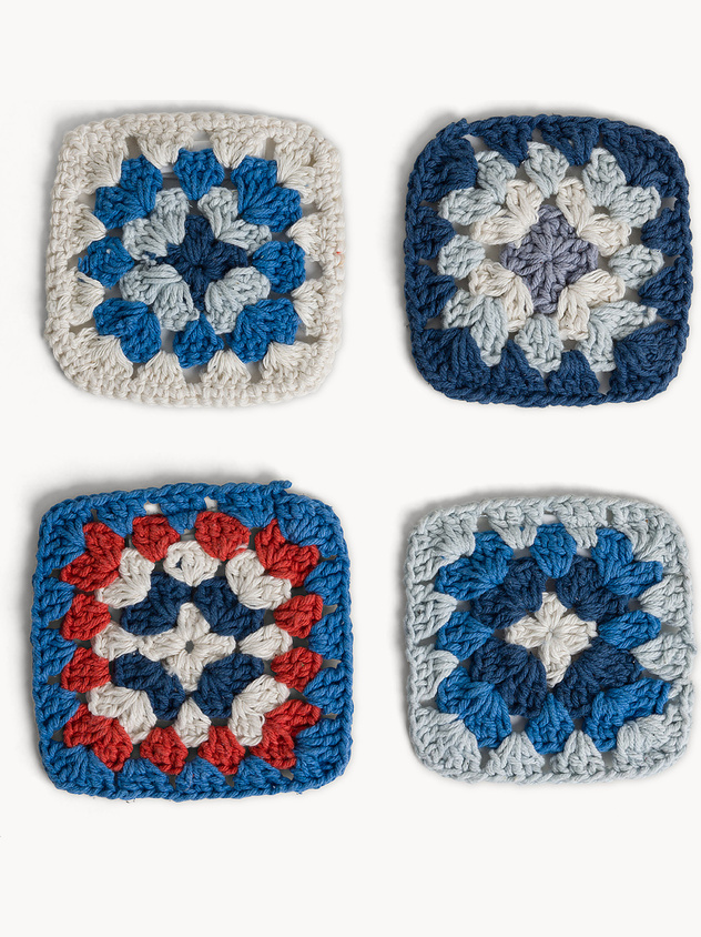 Set of 4 crochet coasters with majolica motif