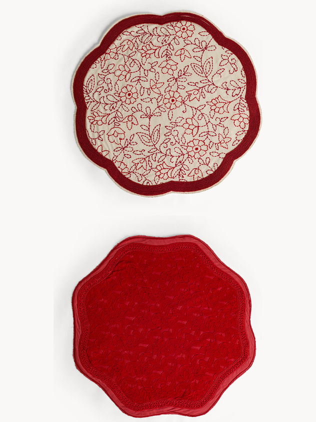 Pure cotton placemat with scalloped edges