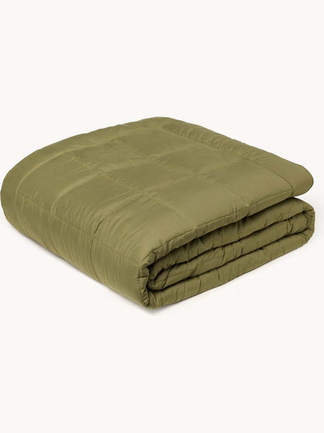Microfiber bed quilt with aloe vera treatment