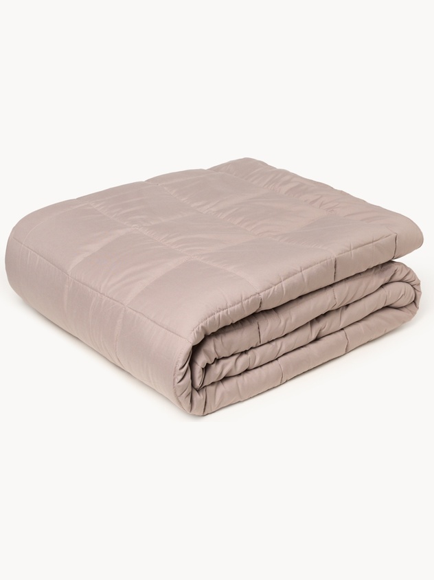 Microfiber bed quilt with aloe vera treatment