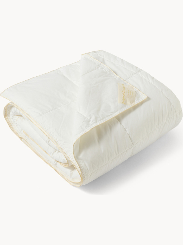 Lightweight hypoallergenic duvet with DACRON fiber