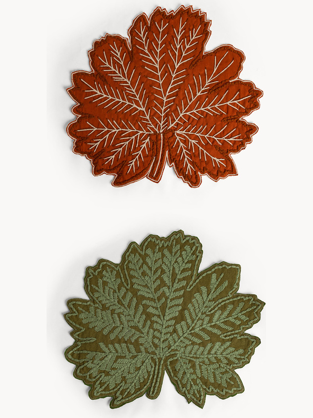 Pure cotton placemat in the shape of a maple leaf