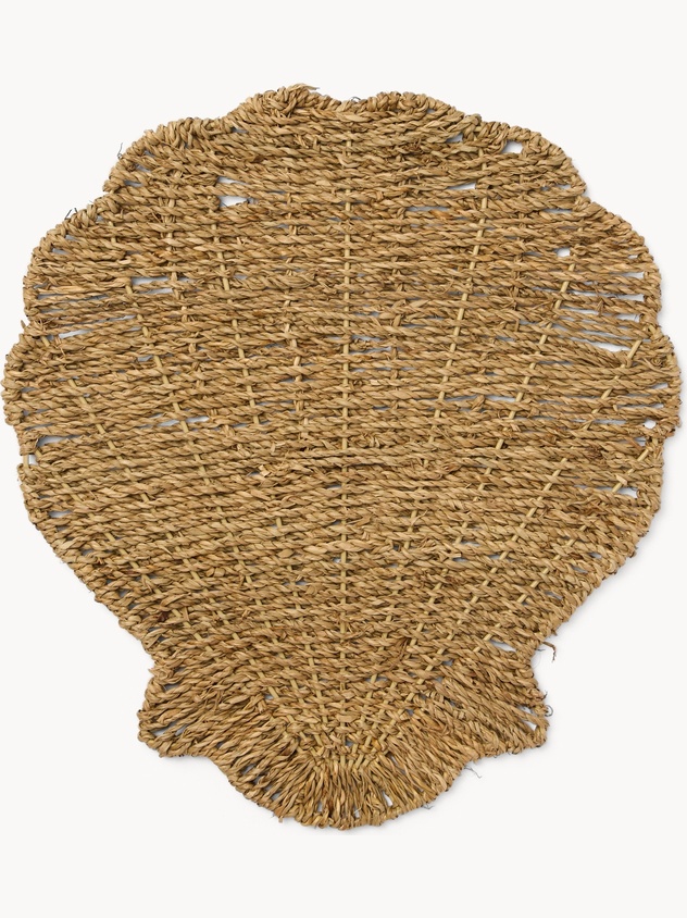 Shell-shaped placemat
