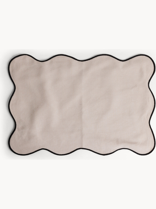 Tovaglietta in cotone con bordi smerlati e overlock