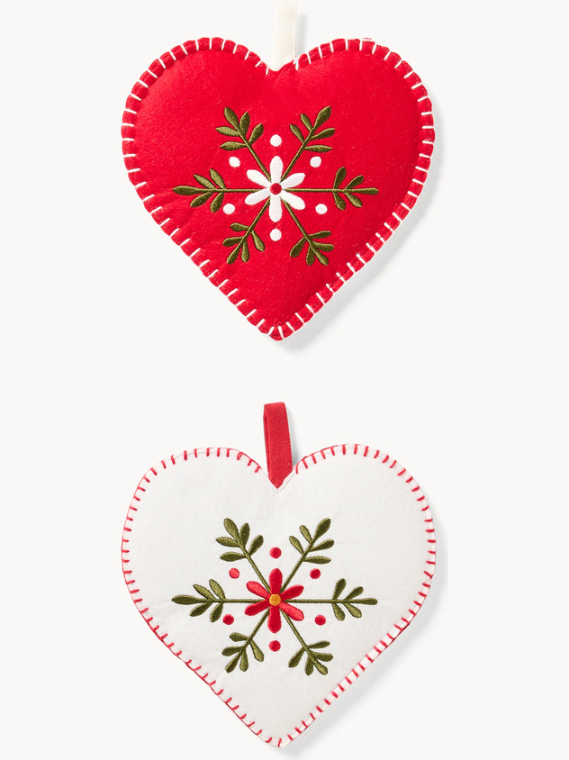 Set of 2 heart-shaped potholders with Tyrolean motif