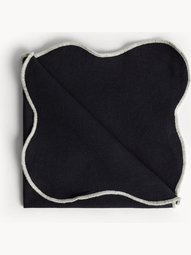 Cotton napkin with scalloped edges and overlock