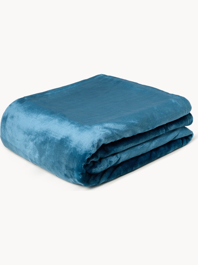 Solid-colored maxi fleece throw