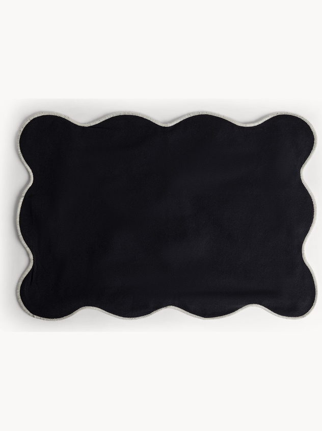 Cotton Placemat with Scalloped Edges and Overlock