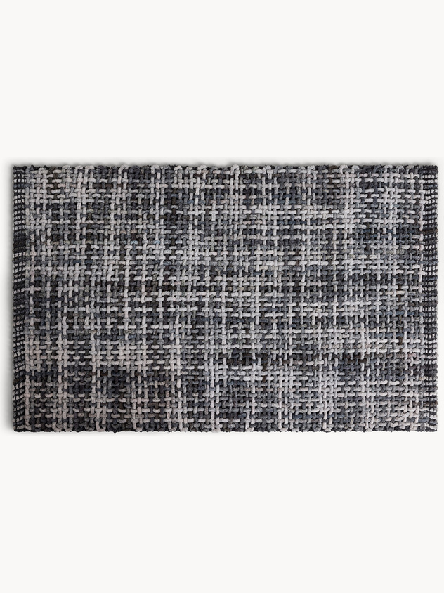 Chenille bath mat woven