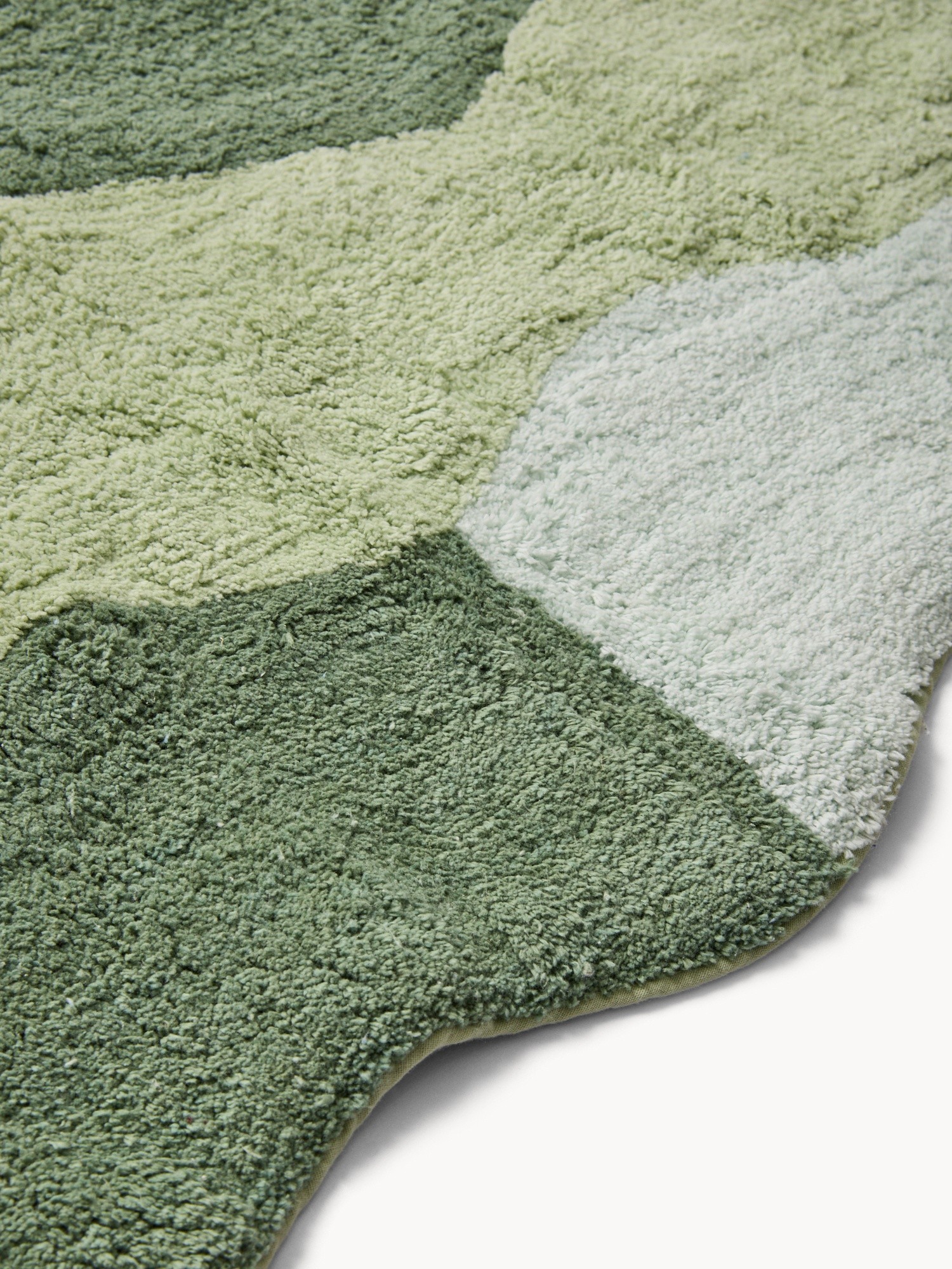 Tufted cotton bath mat with wavy edge, Green, large image number 1