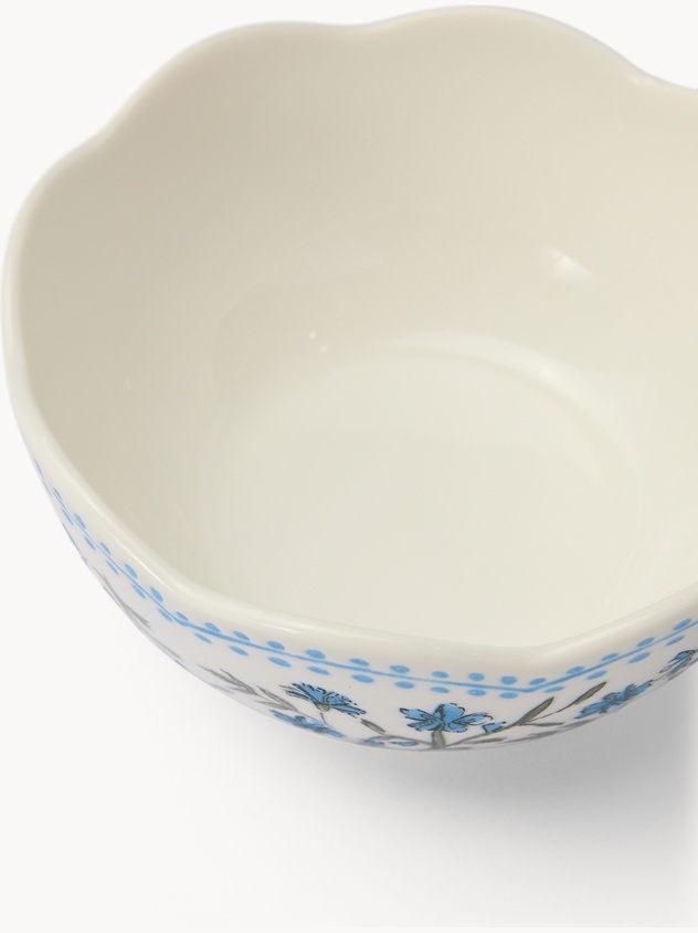 Porcelain bowl with flower motif