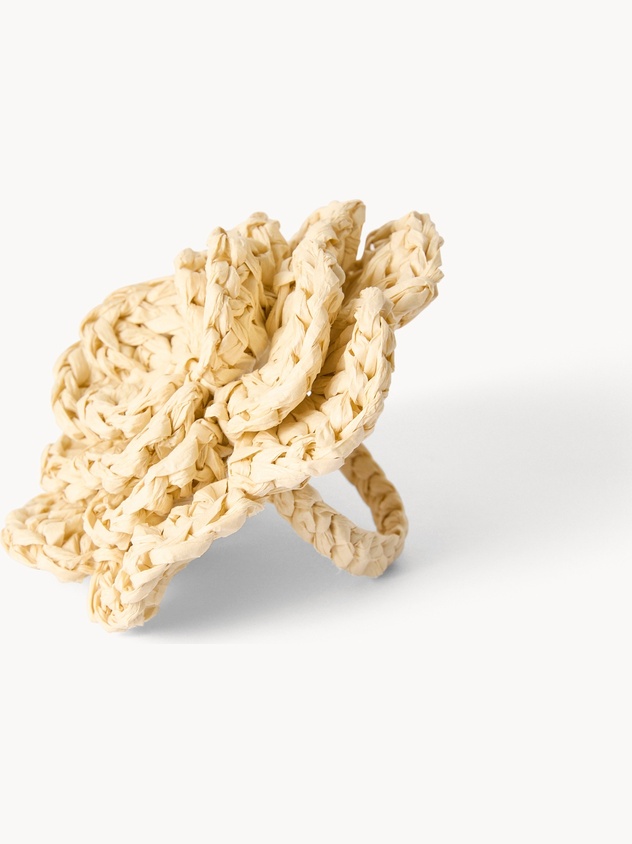 Flower-shaped napkin ring