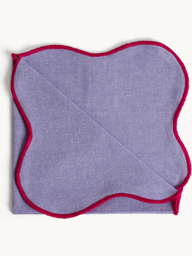 Tovagliolo in cotone con bordi smerlati e overlock