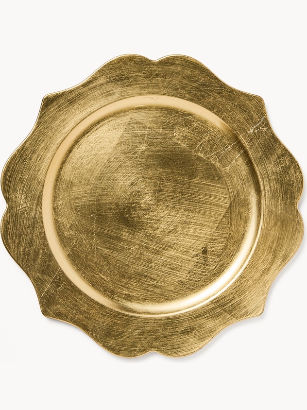 Round charger plate with a wavy edge