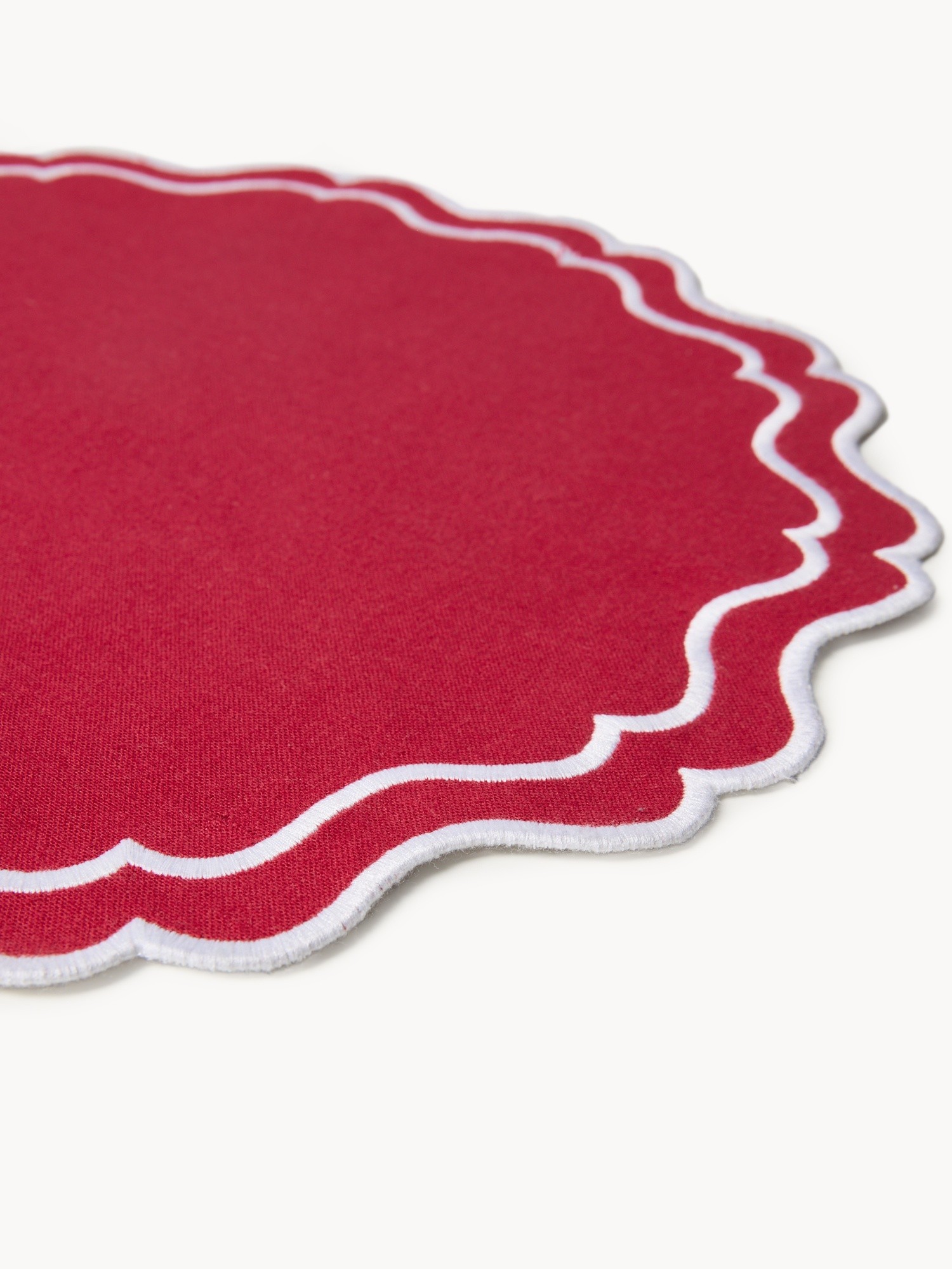 Round placemat with scalloped edges, Red, large image number 1