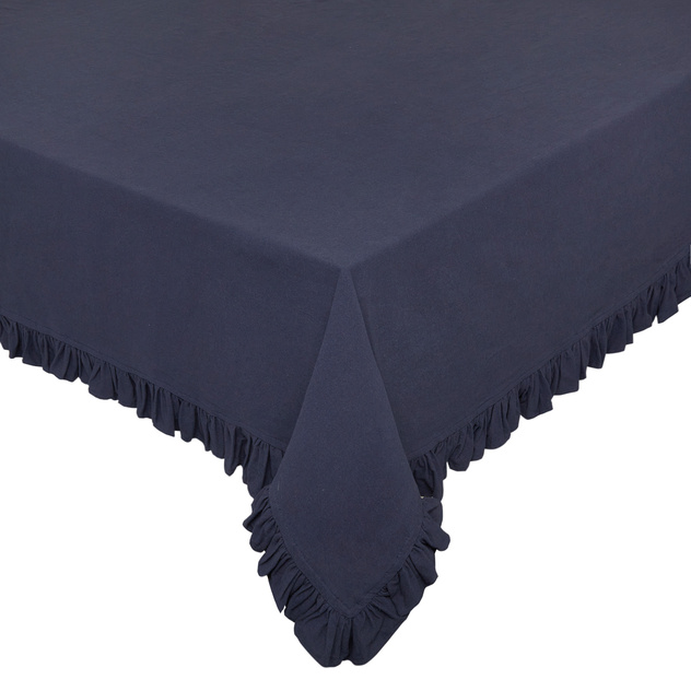 Garment-washed table cloth in 100% cotton with flounced trim