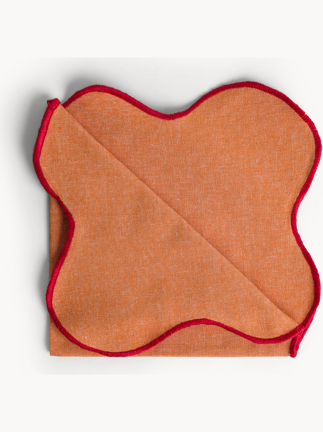 Tovagliolo in cotone con bordi smerlati e overlock