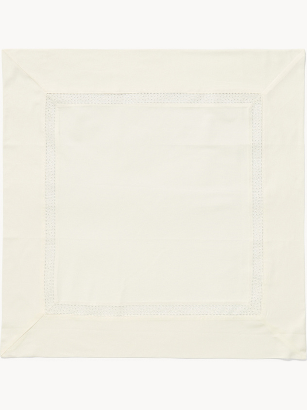 Pure cotton centerpiece with lace appliqué