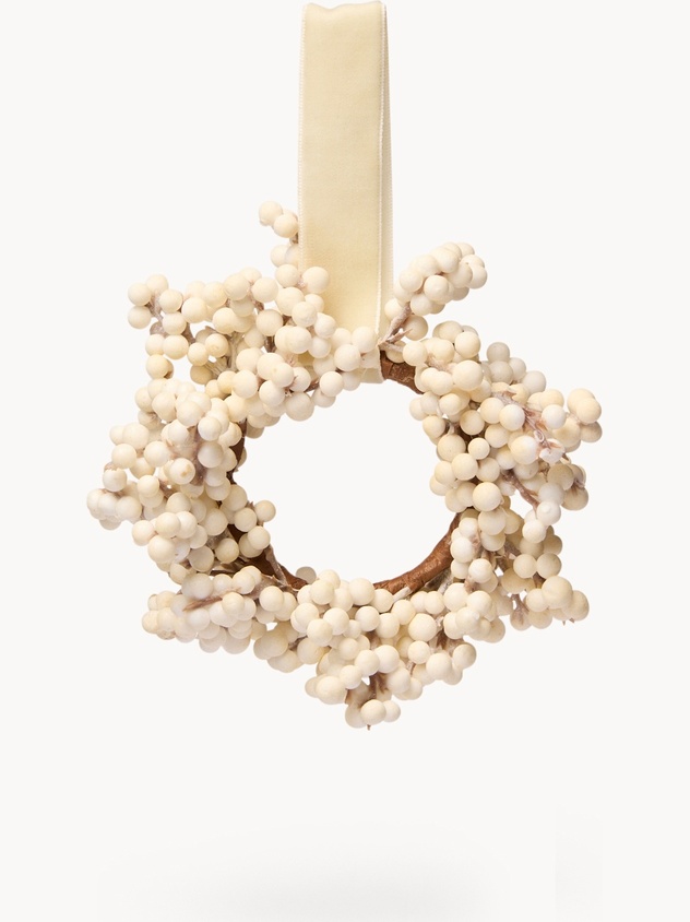 Small garland decoration with berries